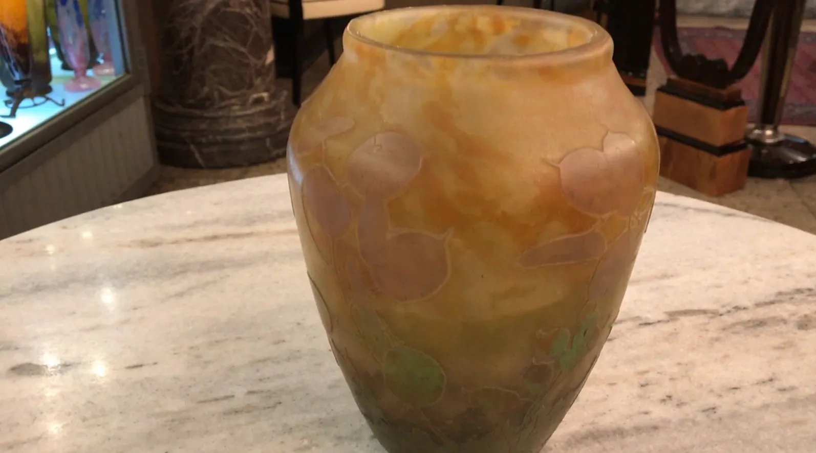Antico vaso firmato Daum Nancy con design naturale.