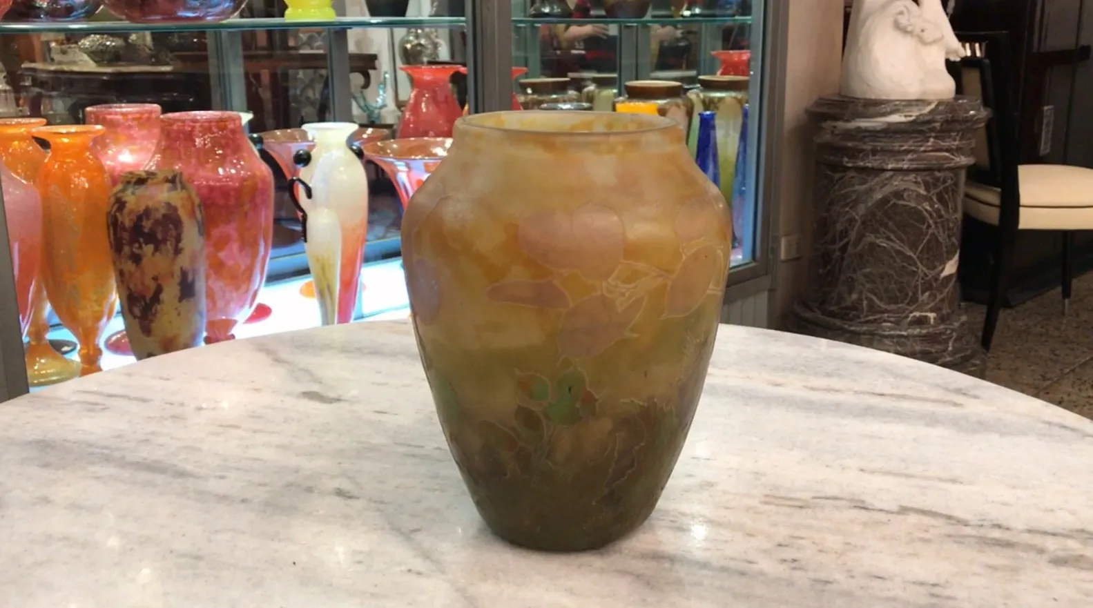 Antigo vaso assinado Daum Nancy com design natural.