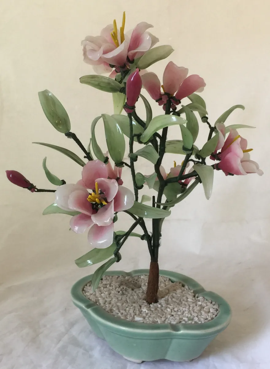 Antiker dekorativer Bonsai mit Blumen im Topf.