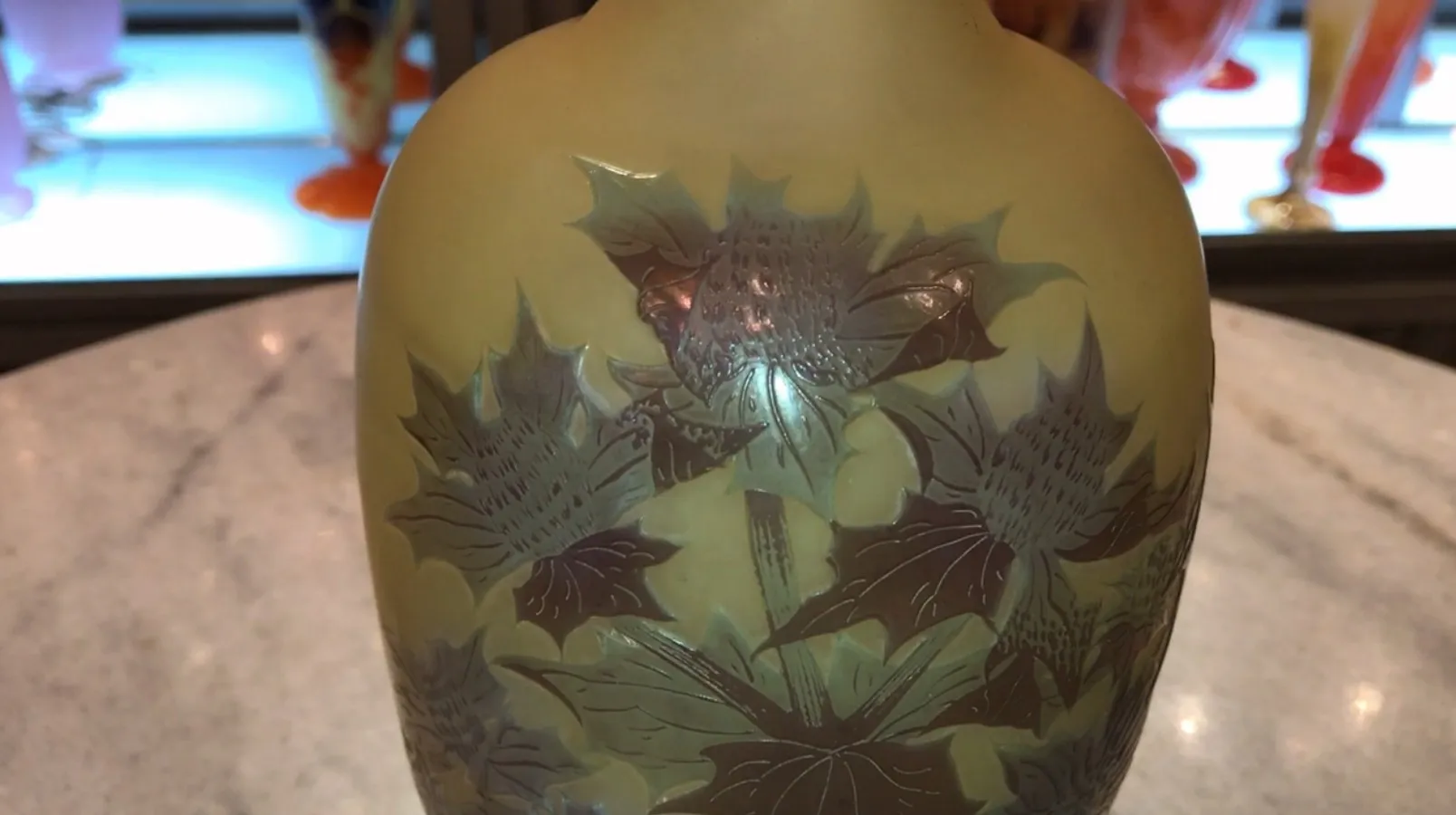 Антикварная ваза с подписью Gallé и цветами, декоративная и элегантная.