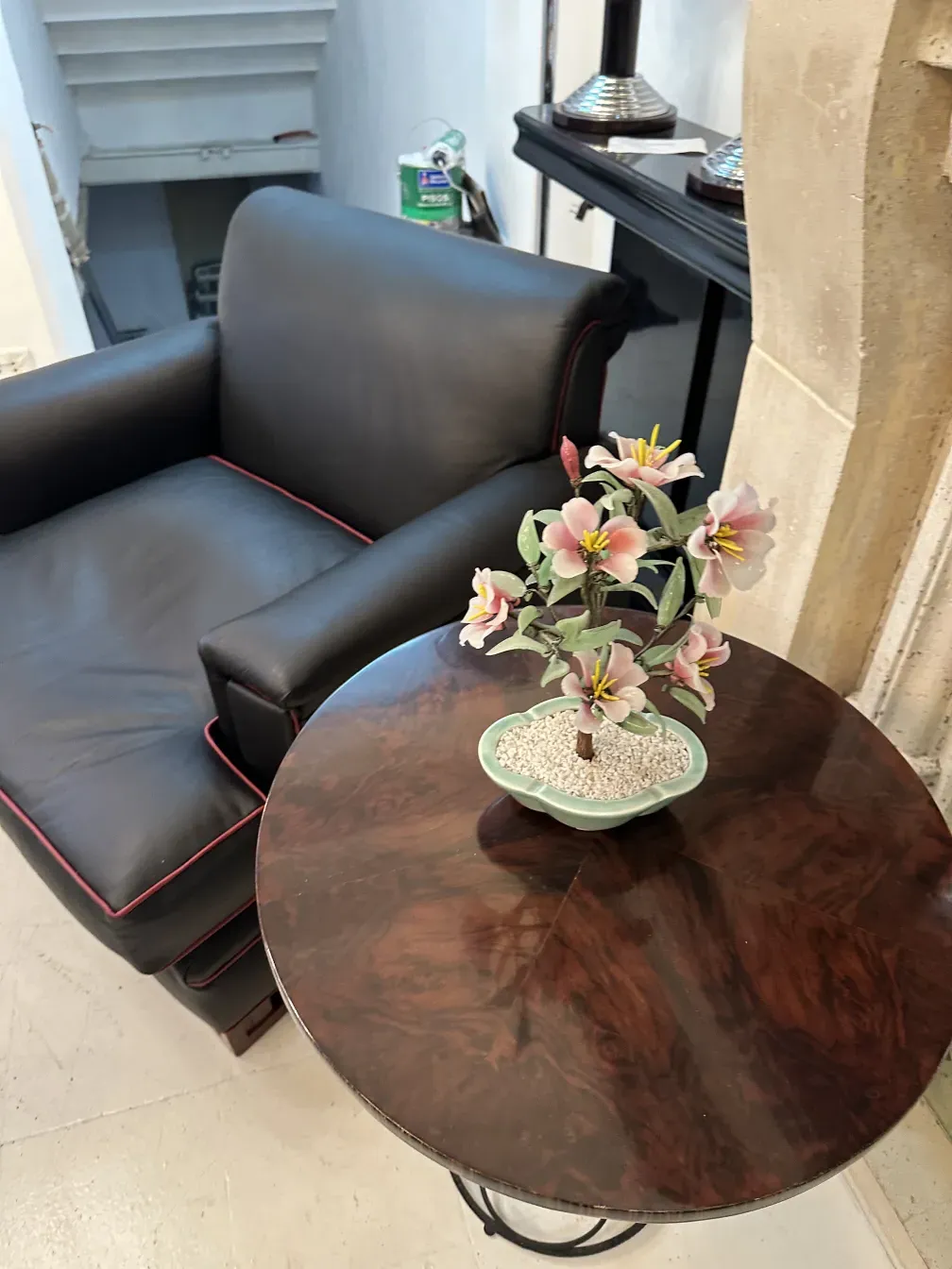 Bonsai antigo em vaso de cerâmica sobre uma mesa decorativa.