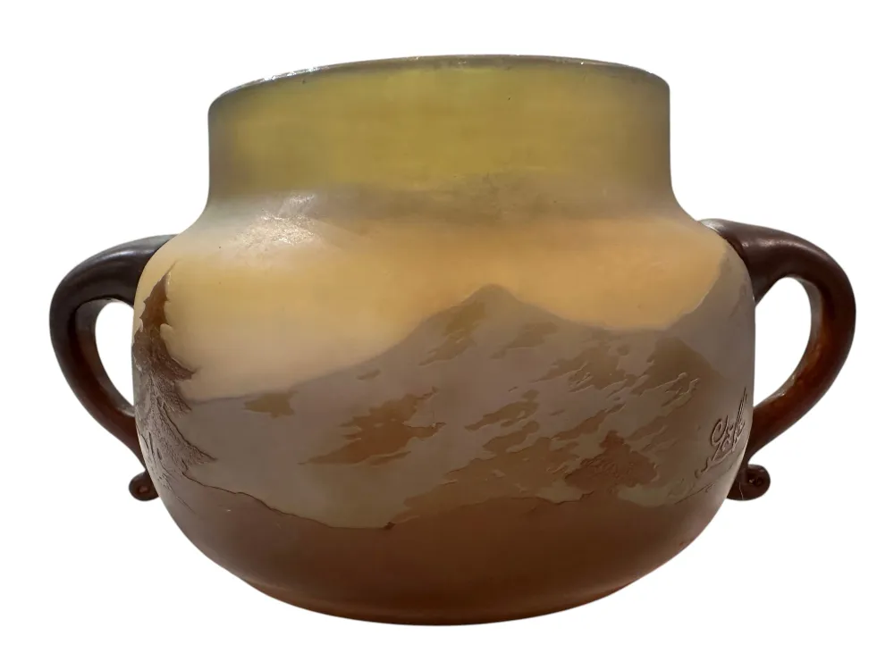 古董签名玻璃Gallé，装饰有自然景观