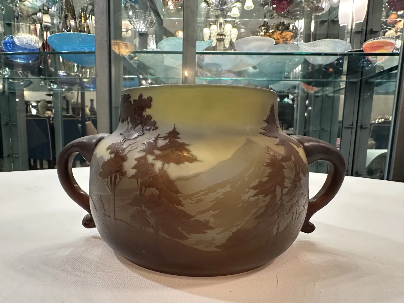 Altes signiertes Glas Gallé mit Naturlandschaften