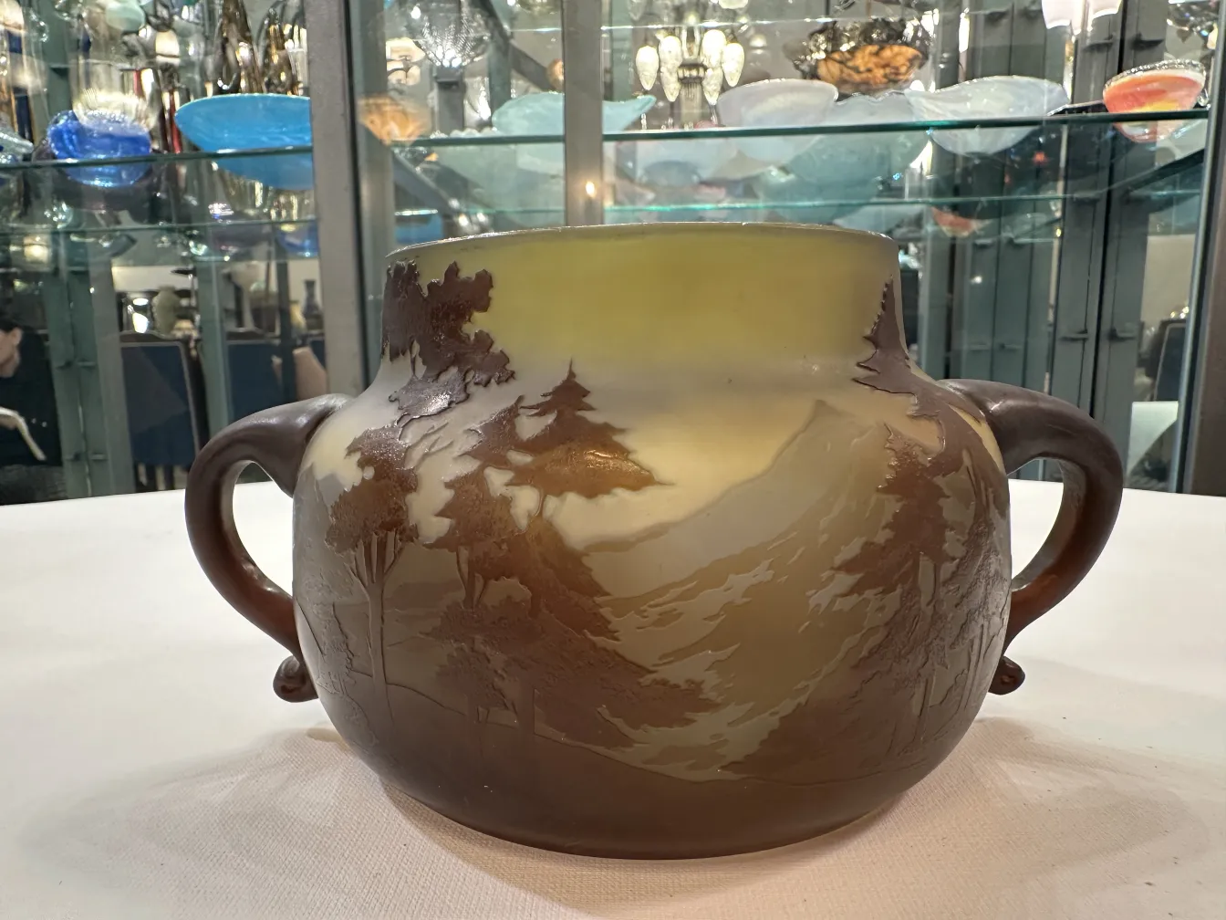 Altes signiertes Glas Gallé mit Naturlandschaften