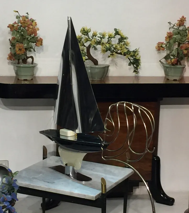 تمثال بونساي قديم مزخرف في بيئة أنيقة.