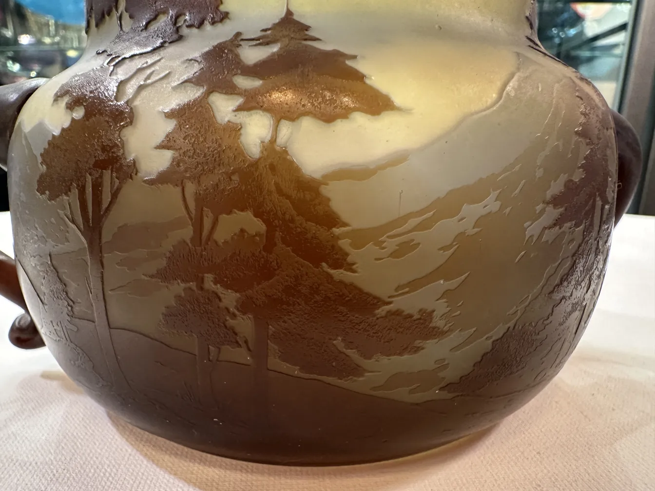 Altes signiertes Glas Gallé mit Naturlandschaften