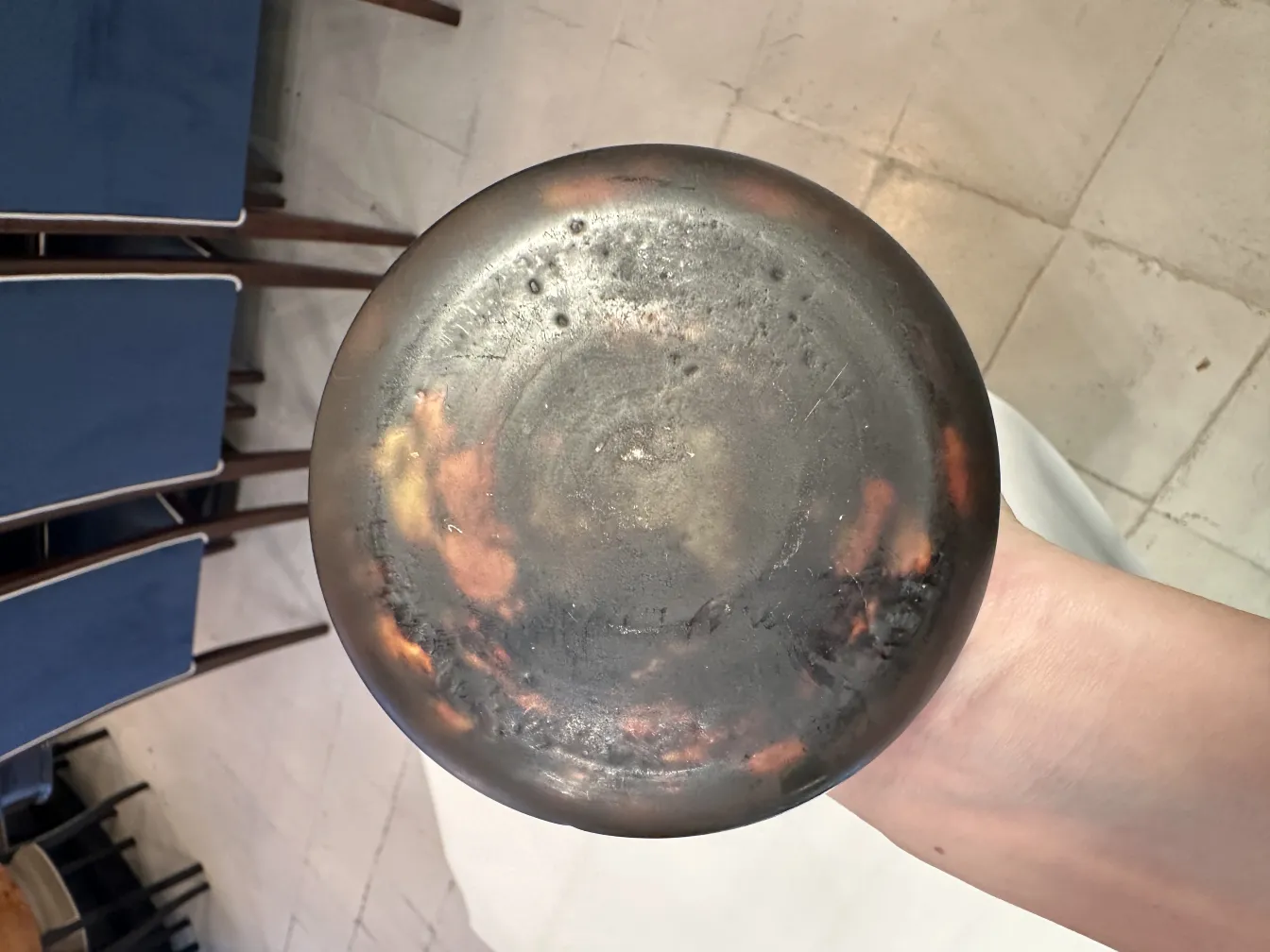 고풍스러운 로레인 서명 유리잔의 위쪽 모습, 흔적 있음