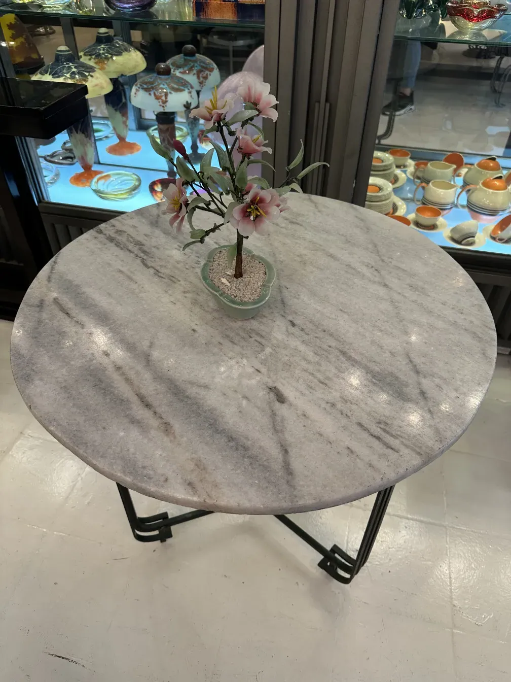 Bonsai antique sur une table en marbre blanc.