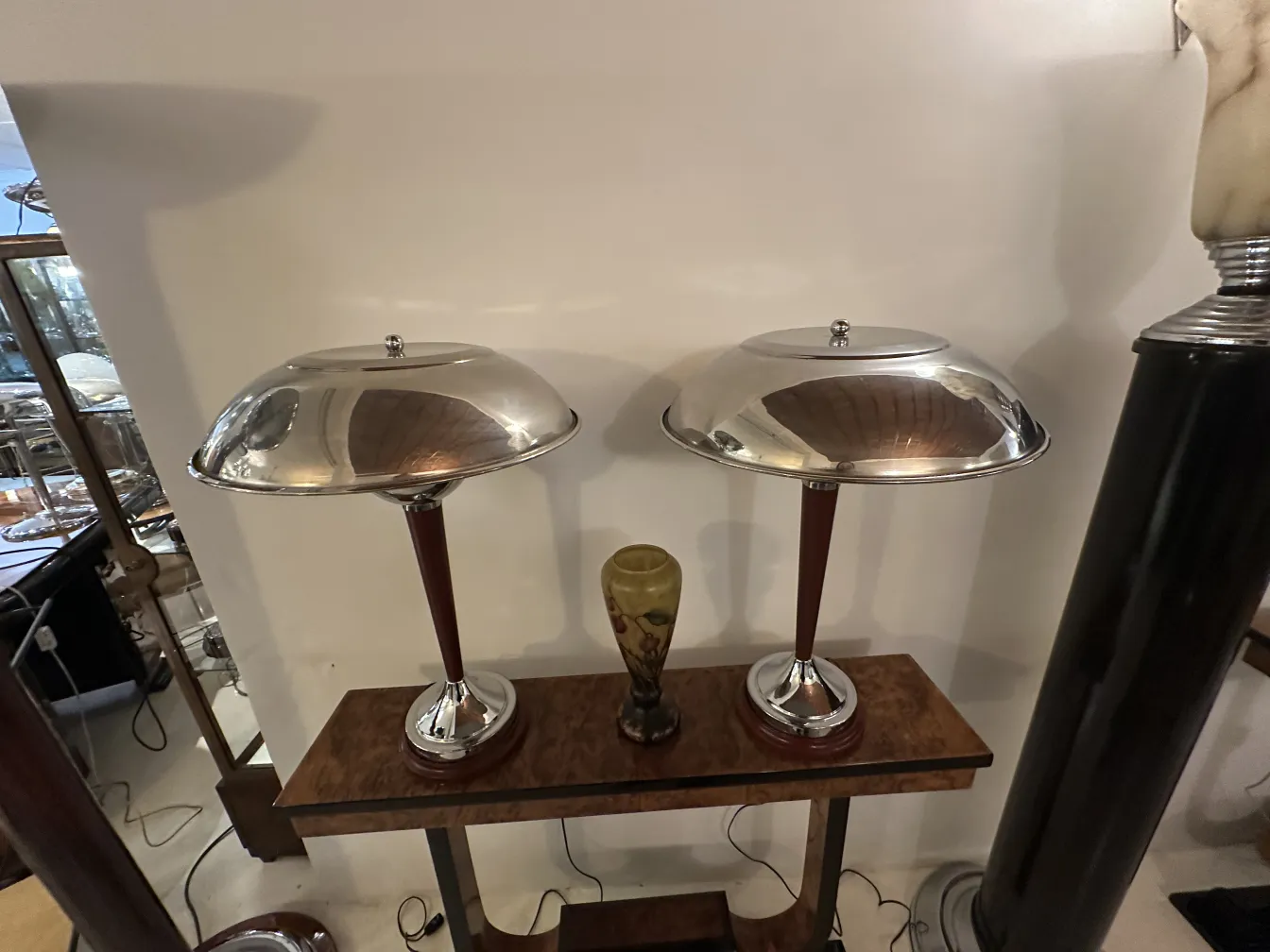 古いランプ二つとLorrainの装飾品