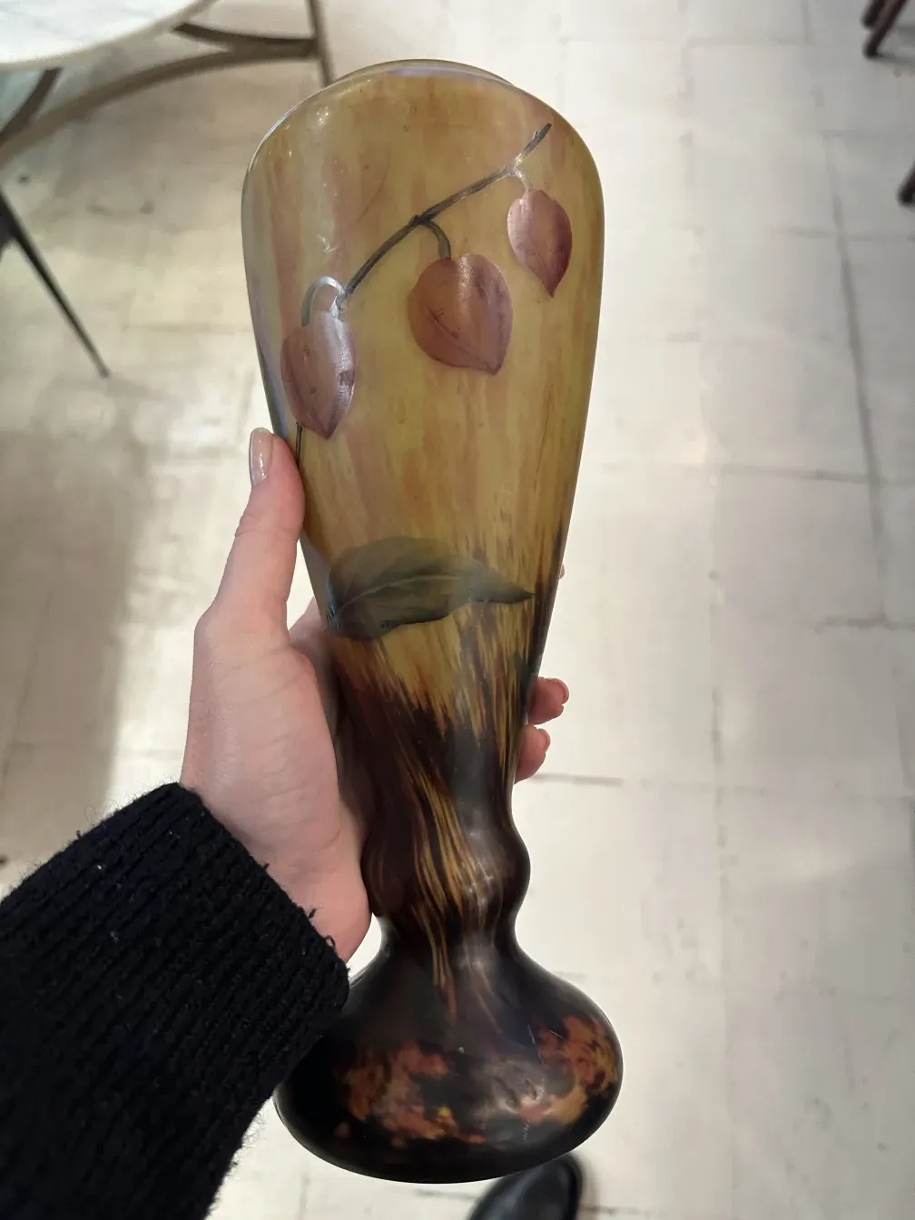 Vase antique avec décoration florale, signé Lorrain, couleurs douces.