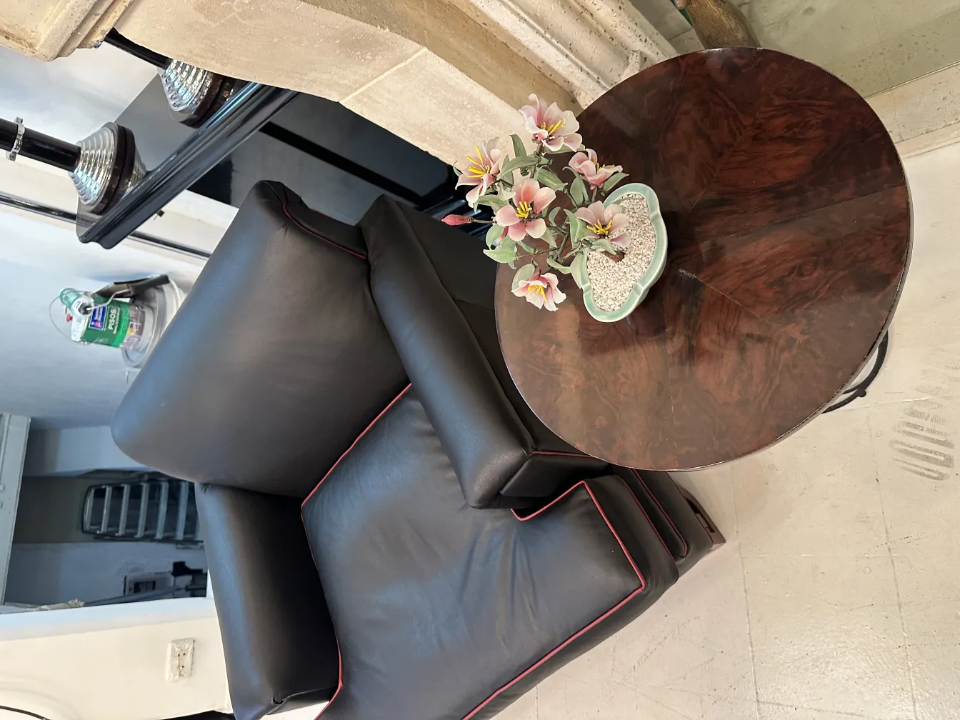 고전분재 세라믹항아리에서 꽃이 있는 둥근 테이블 위에 있습니다.