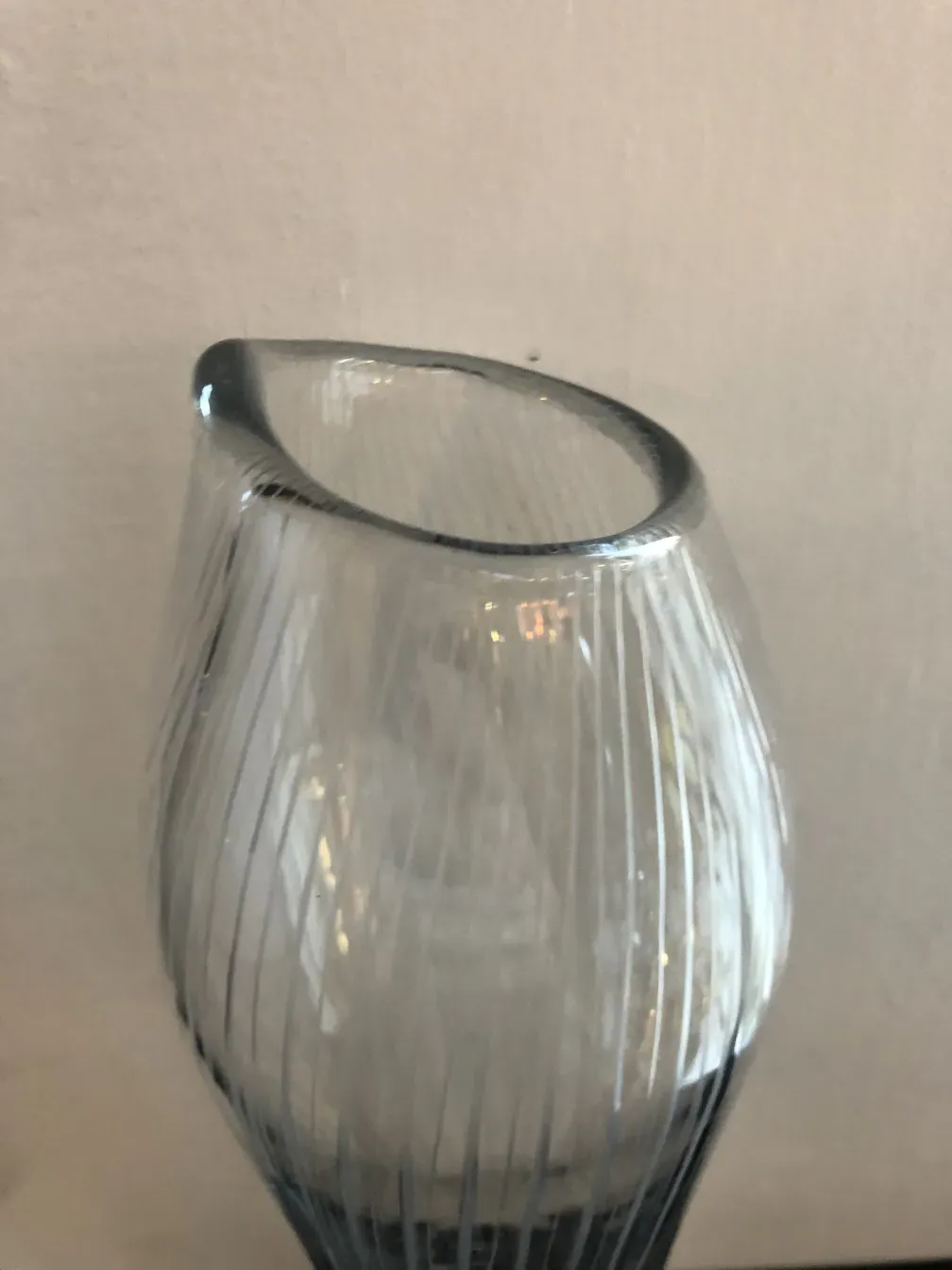 élégant verre antique signé par tapio wirkkala dans une forme stylisée
