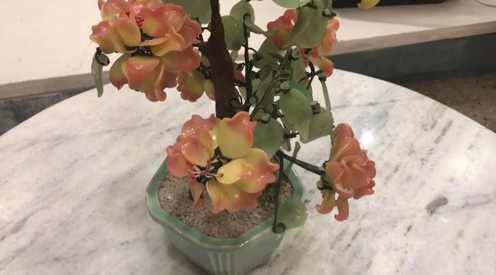 柔らかい色の人工の花を使った美しい古い盆栽の花瓶。