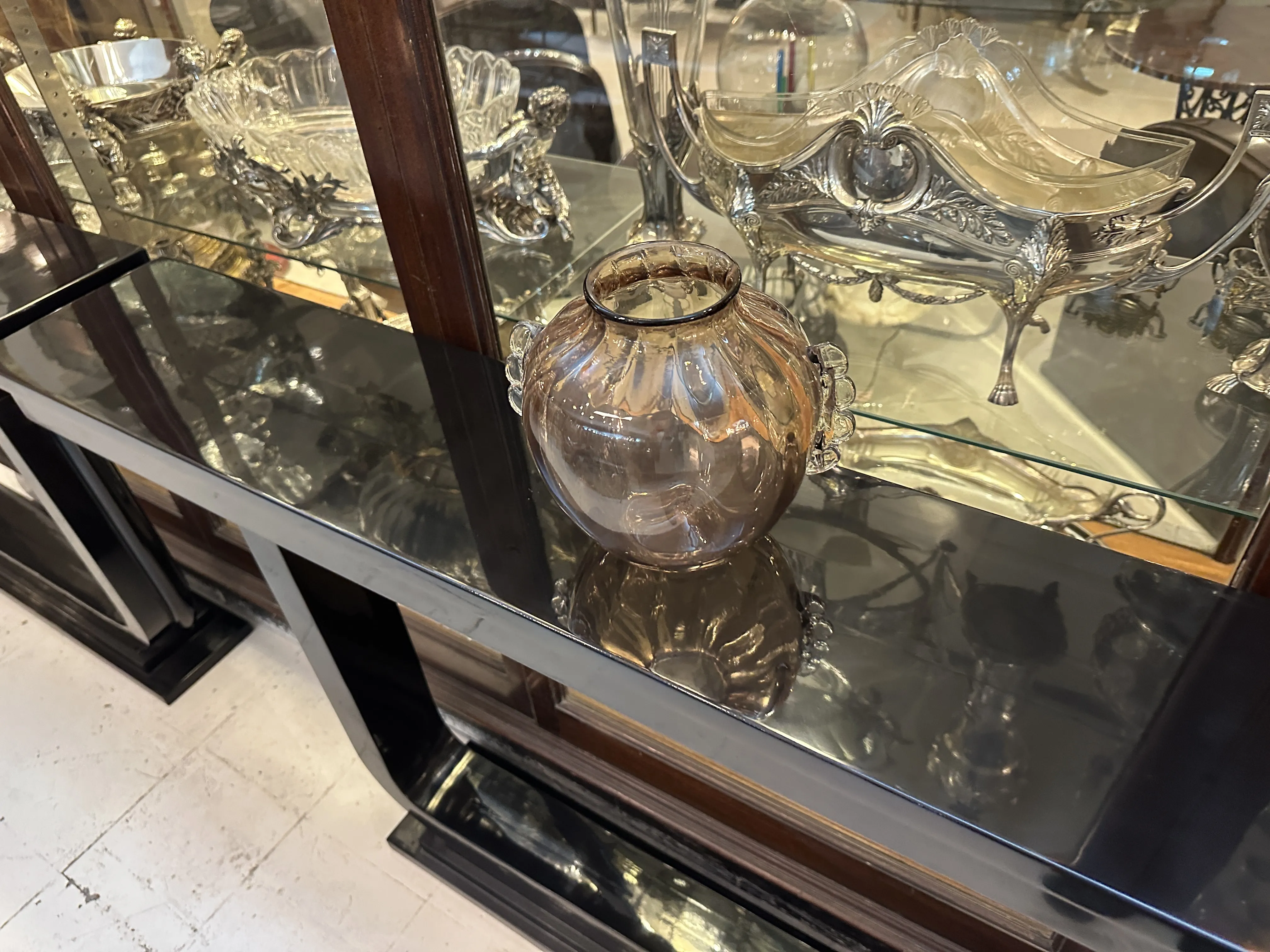 古董穆拉诺花瓶，优雅的设计，展示在橱柜中