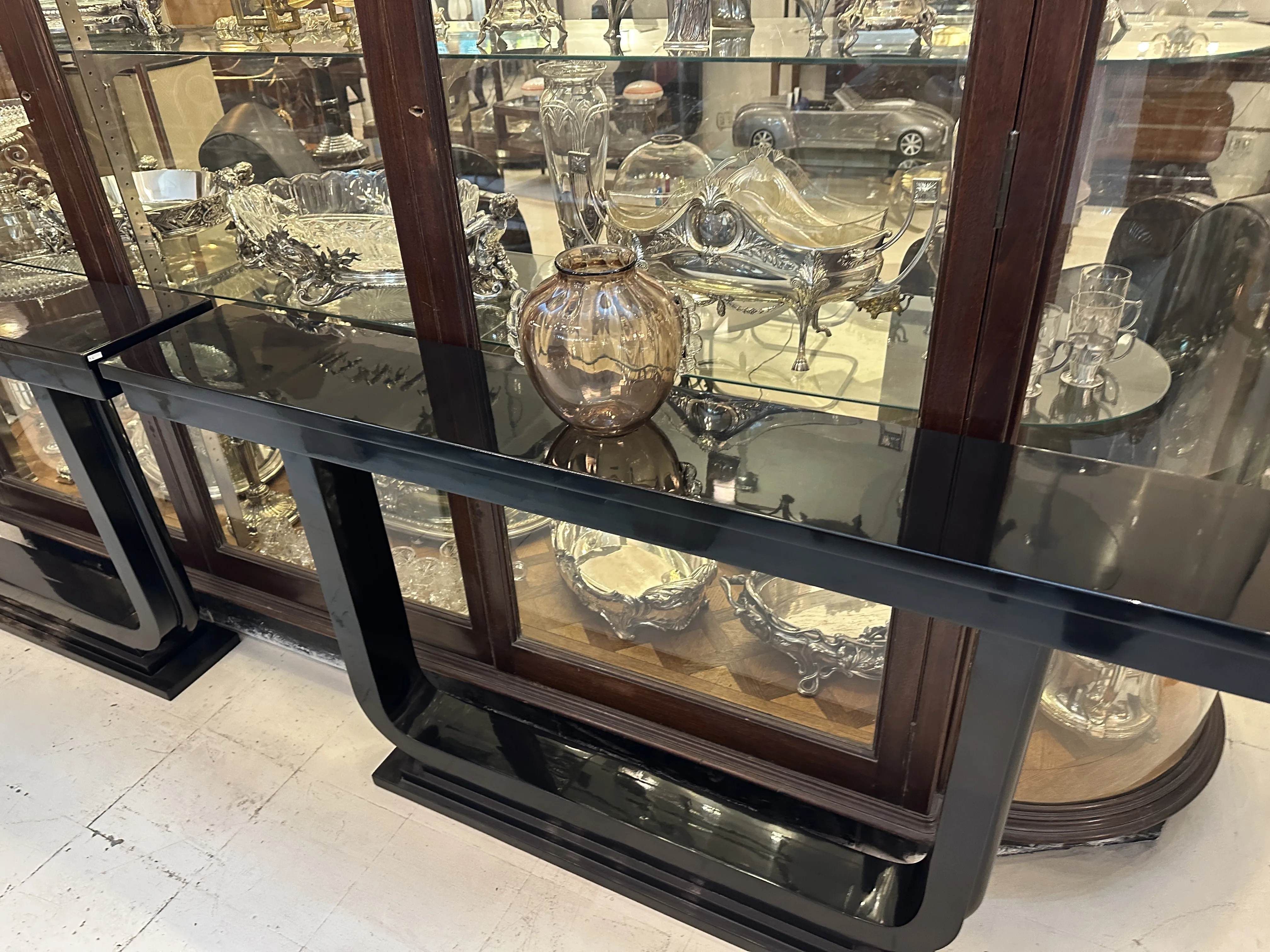 复古装饰穆拉诺花瓶在展示柜中，具有优雅的形状和光泽
