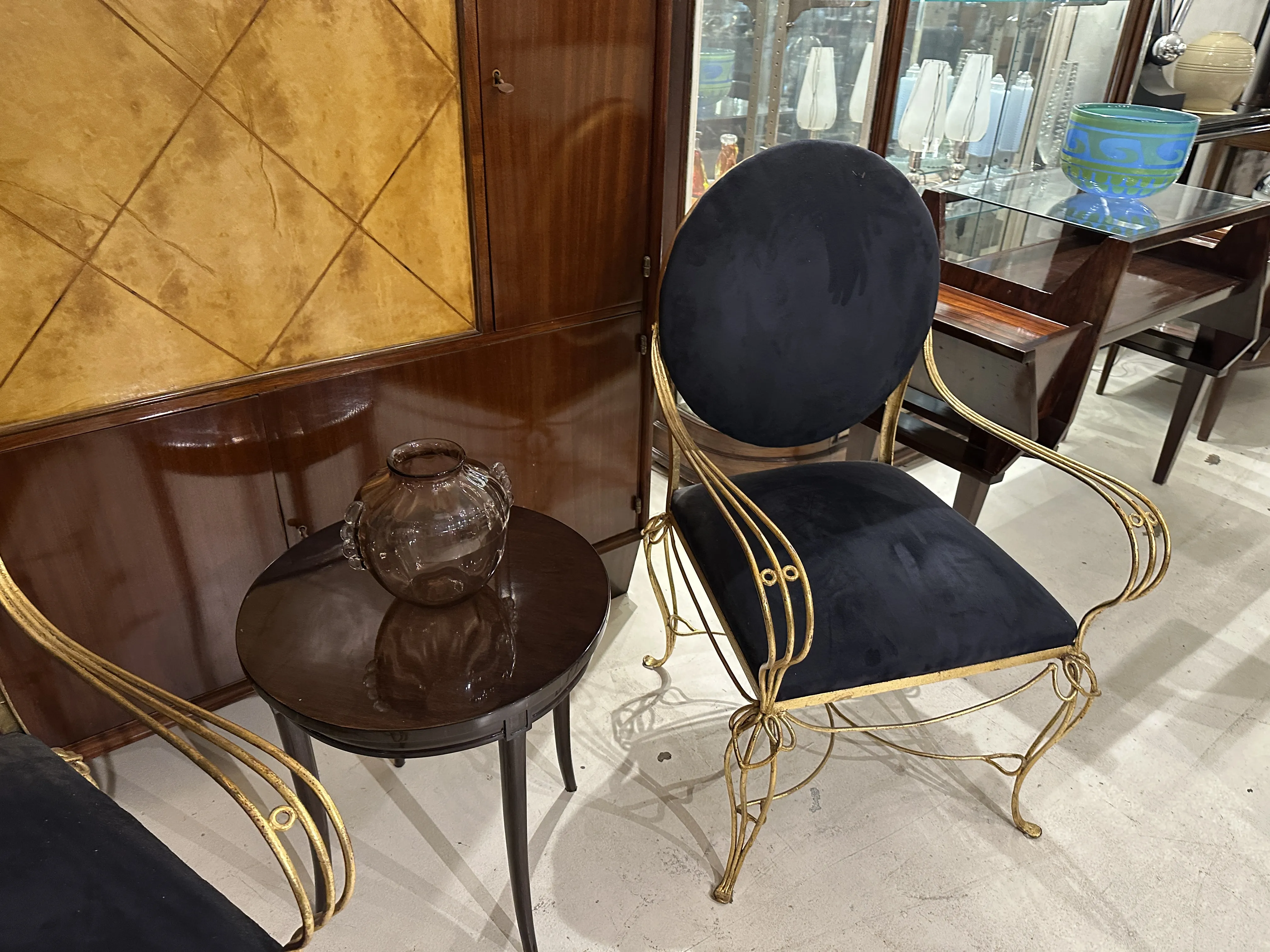 Vaso di Murano antico su un tavolo nero, elegante e decorativo.