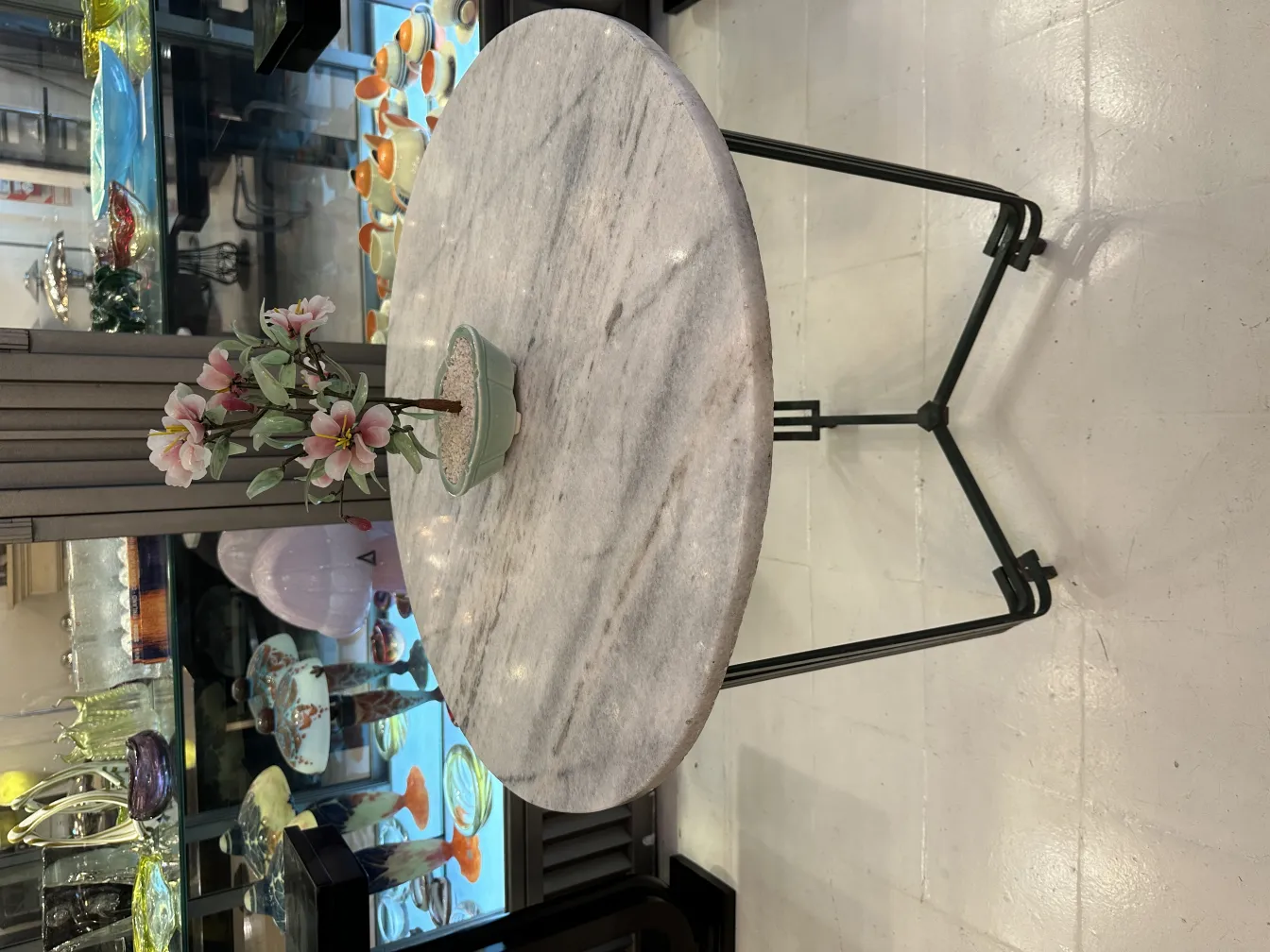 Bonsai antico con fiori decorativi in un ambiente elegante.