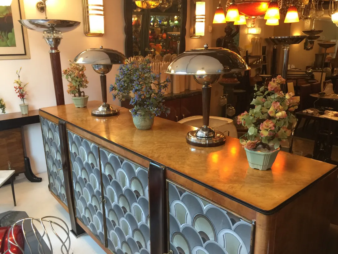 प्राचीन बोंसाई, फूलों से सजाया गया, गर्म वातावरण