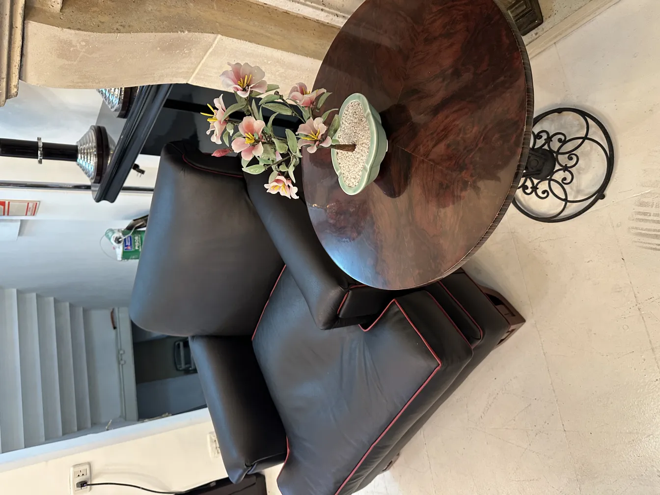 Dekorativer antiker Bonsai mit Blumen auf dem Tisch