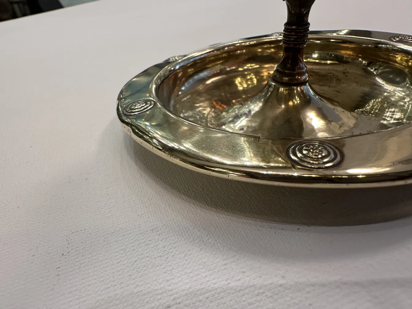 Cinzeiro antigo WMF com design decorativo e forma circular.