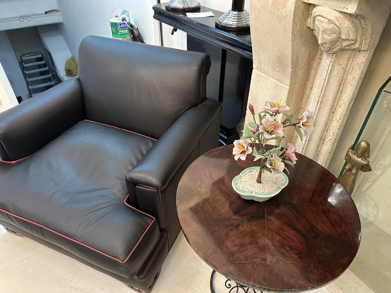 Bonsai antico in vaso decorativo su tavolo rotondo