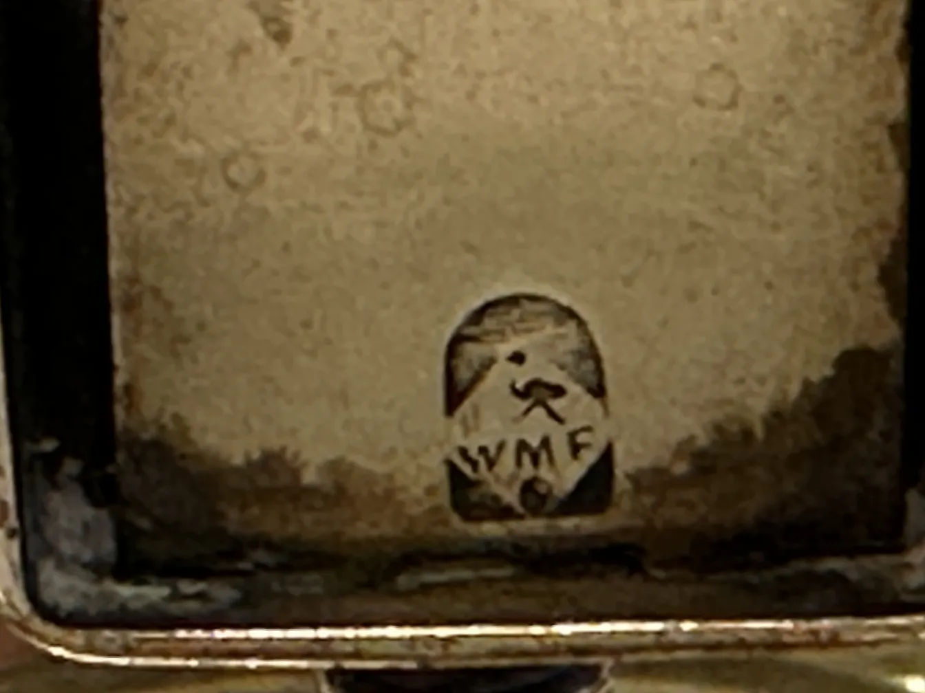 Cendrier ancien WMF avec un design décoratif et une forme ronde.