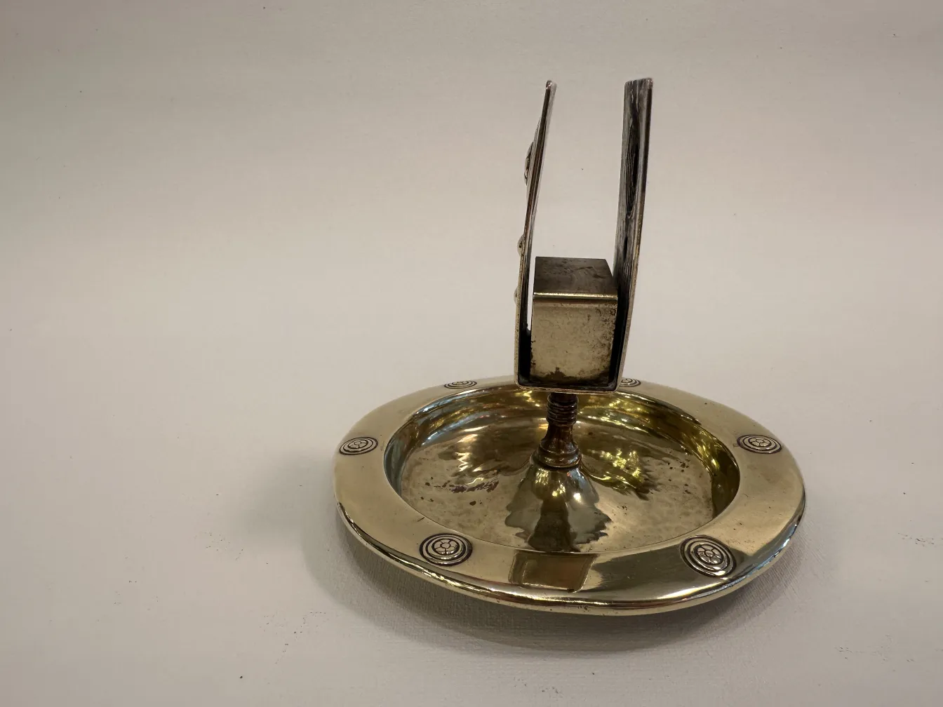 Античная пепельница WMF с декоративным дизайном и круглой формой.