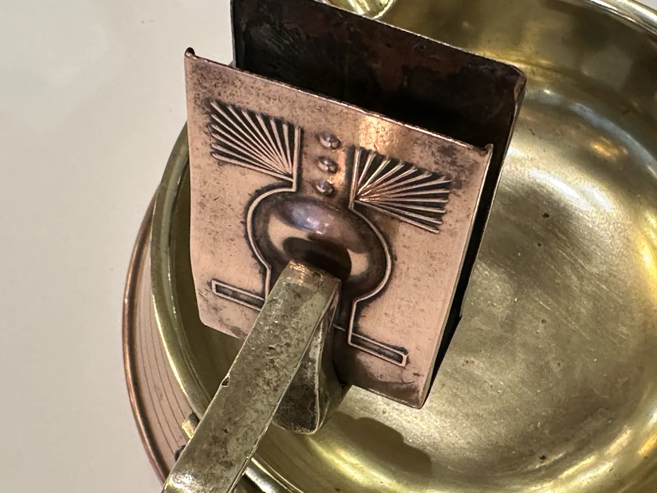 古董烟灰缸在黑色桌子上
