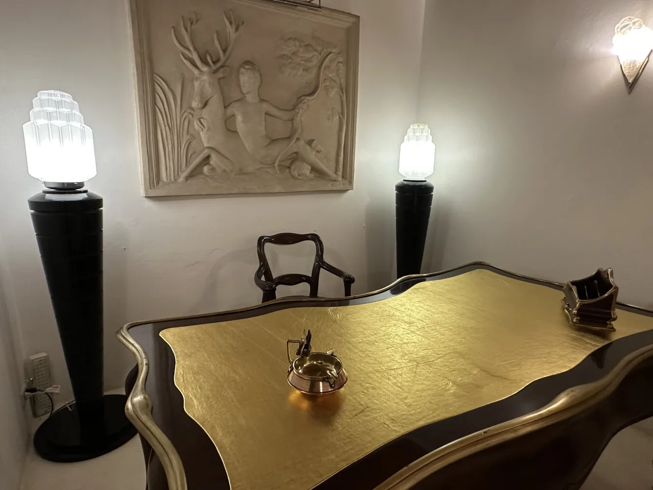 Cendrier ancien sur table avec surface noire