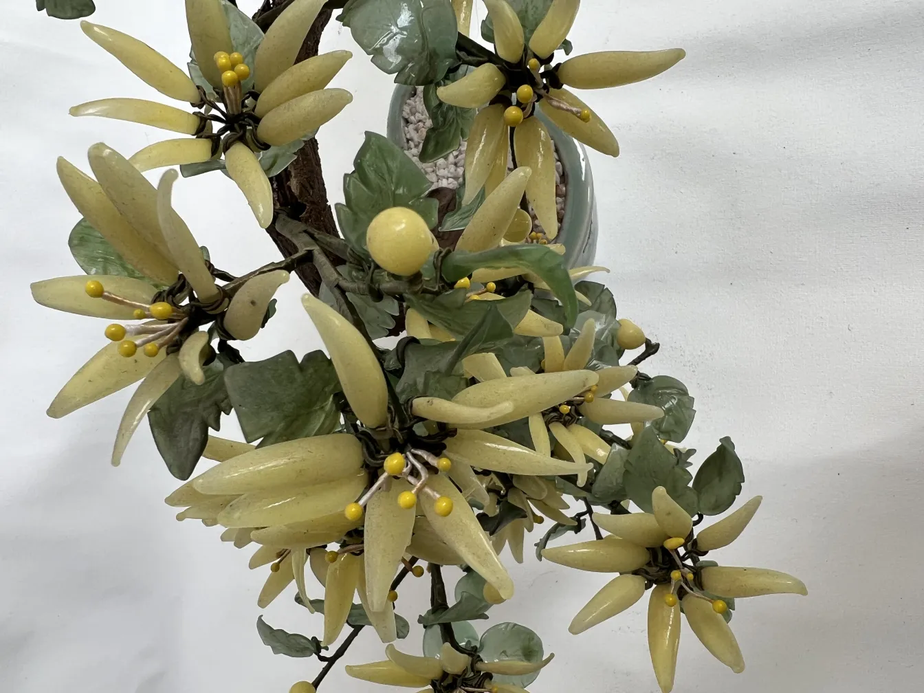 Bonsai antigo decorado com flores amarelas e verdes