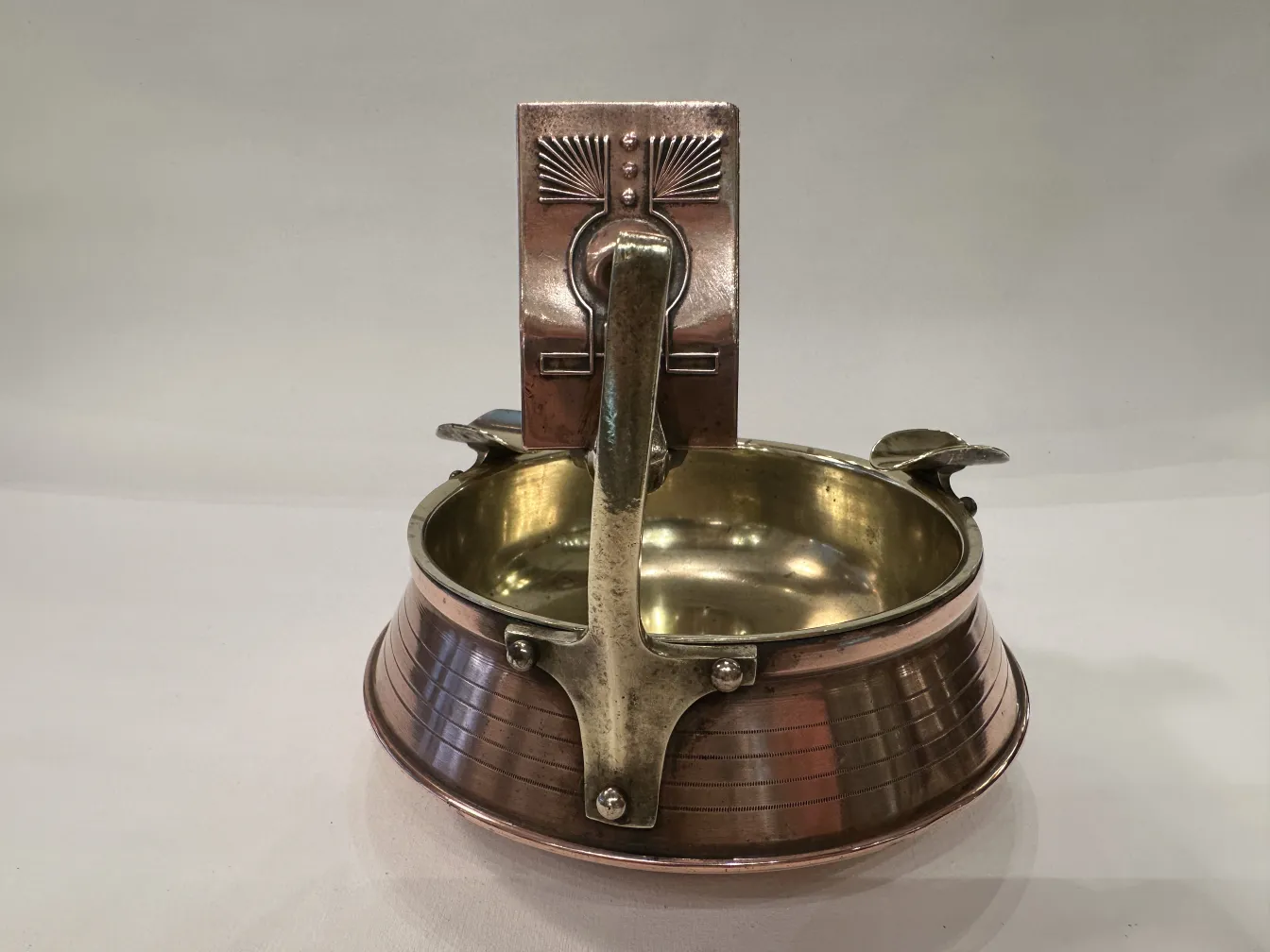 Antiker Aschenbecher auf Tisch mit schwarzer Oberfläche