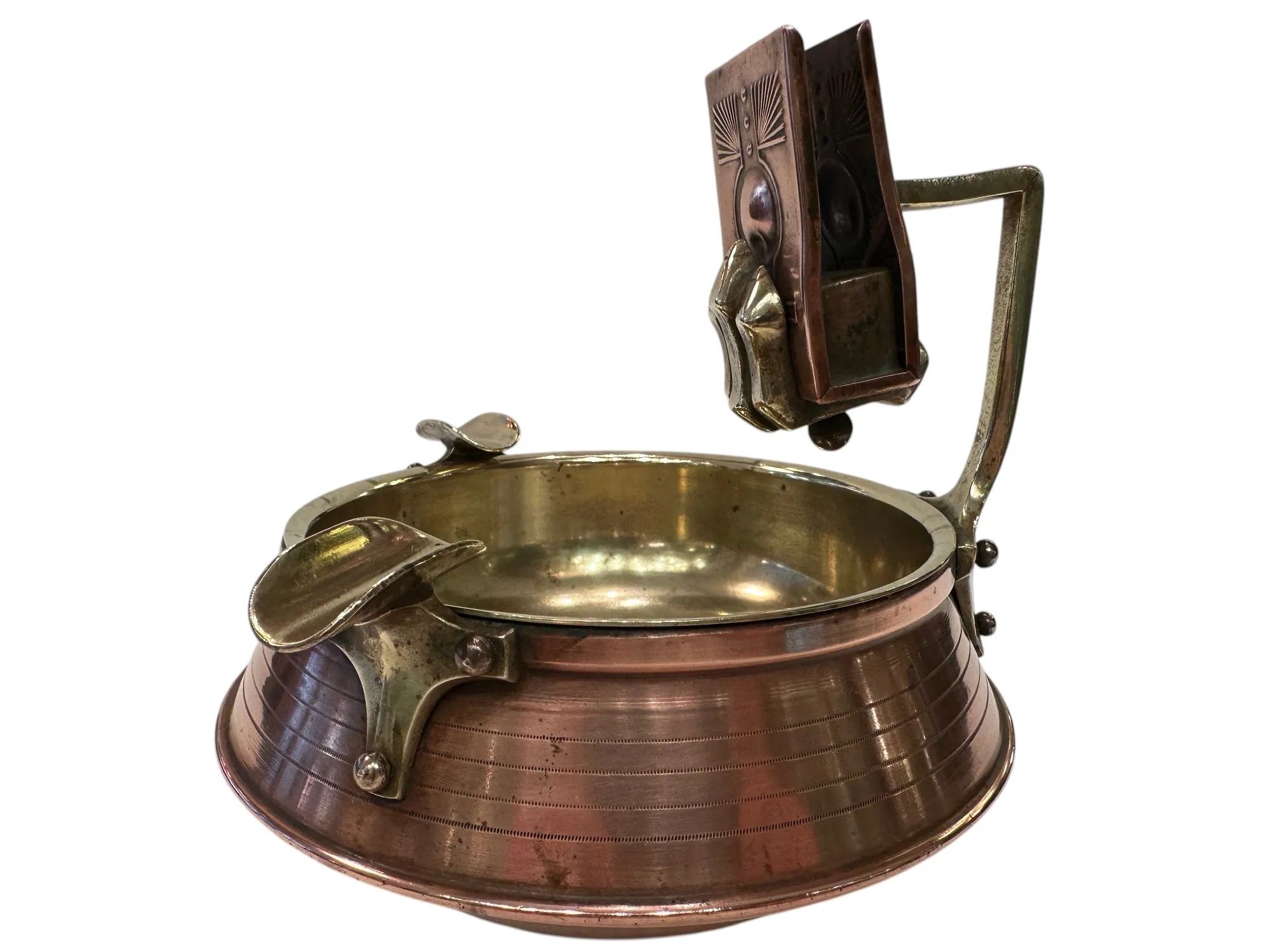 오래된 금속 재떨이의 장식 디자인