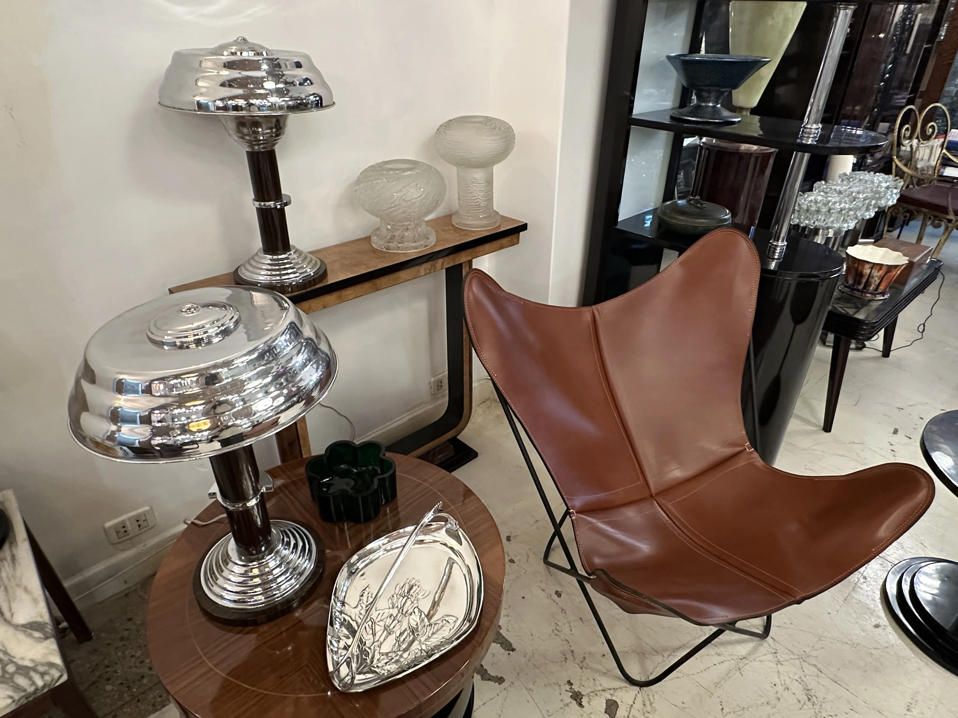 Bellissimo vassoio per carte antico WMF con design elegante, in un ambiente decorato.