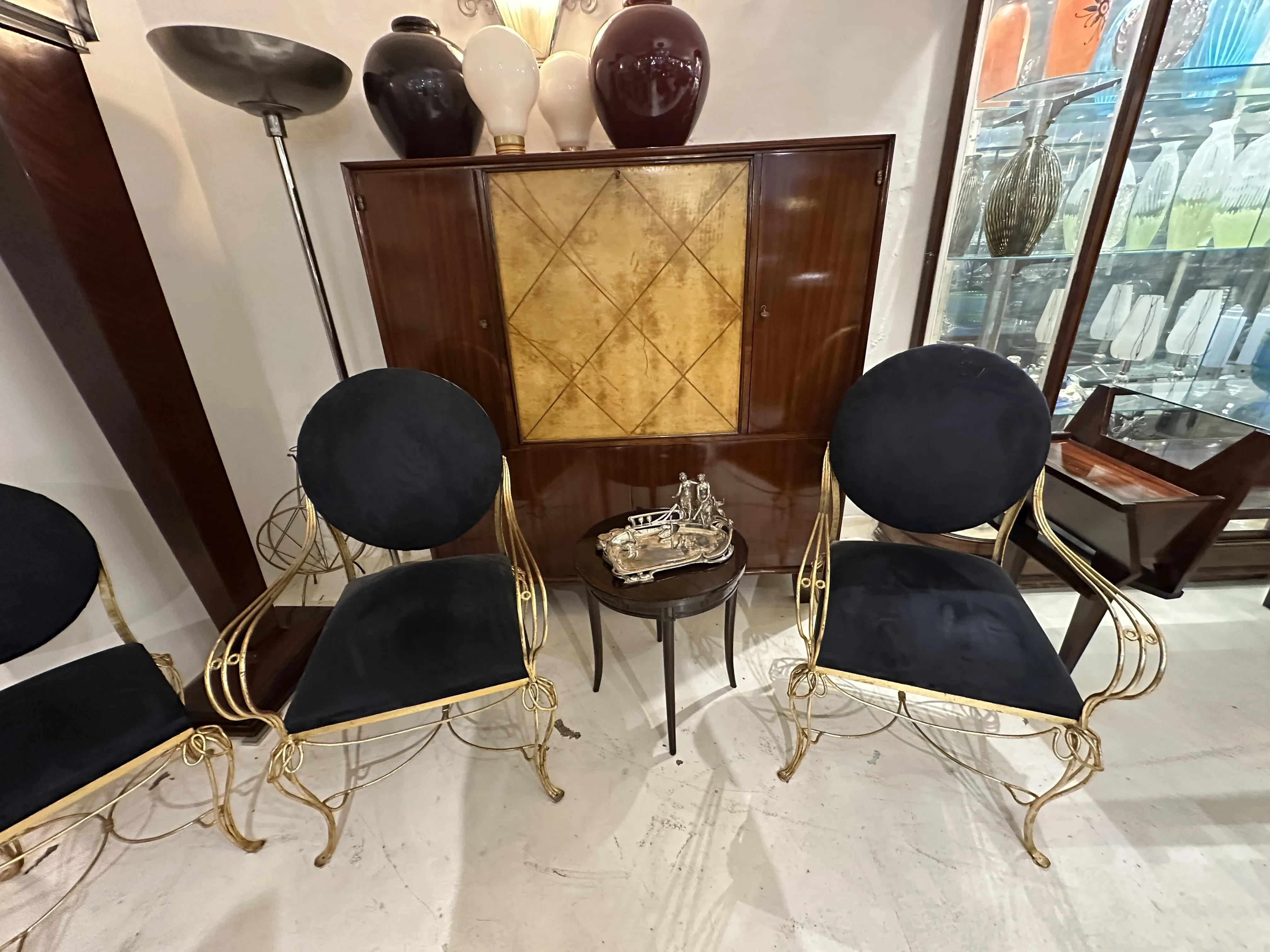 Vassoi per carte antichi WMF in un ambiente elegante con sedie