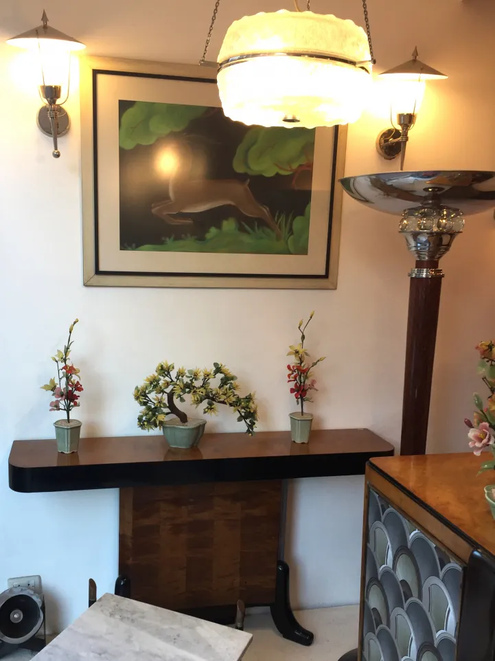 Decorazione con bonsai antico in un ambiente accogliente.