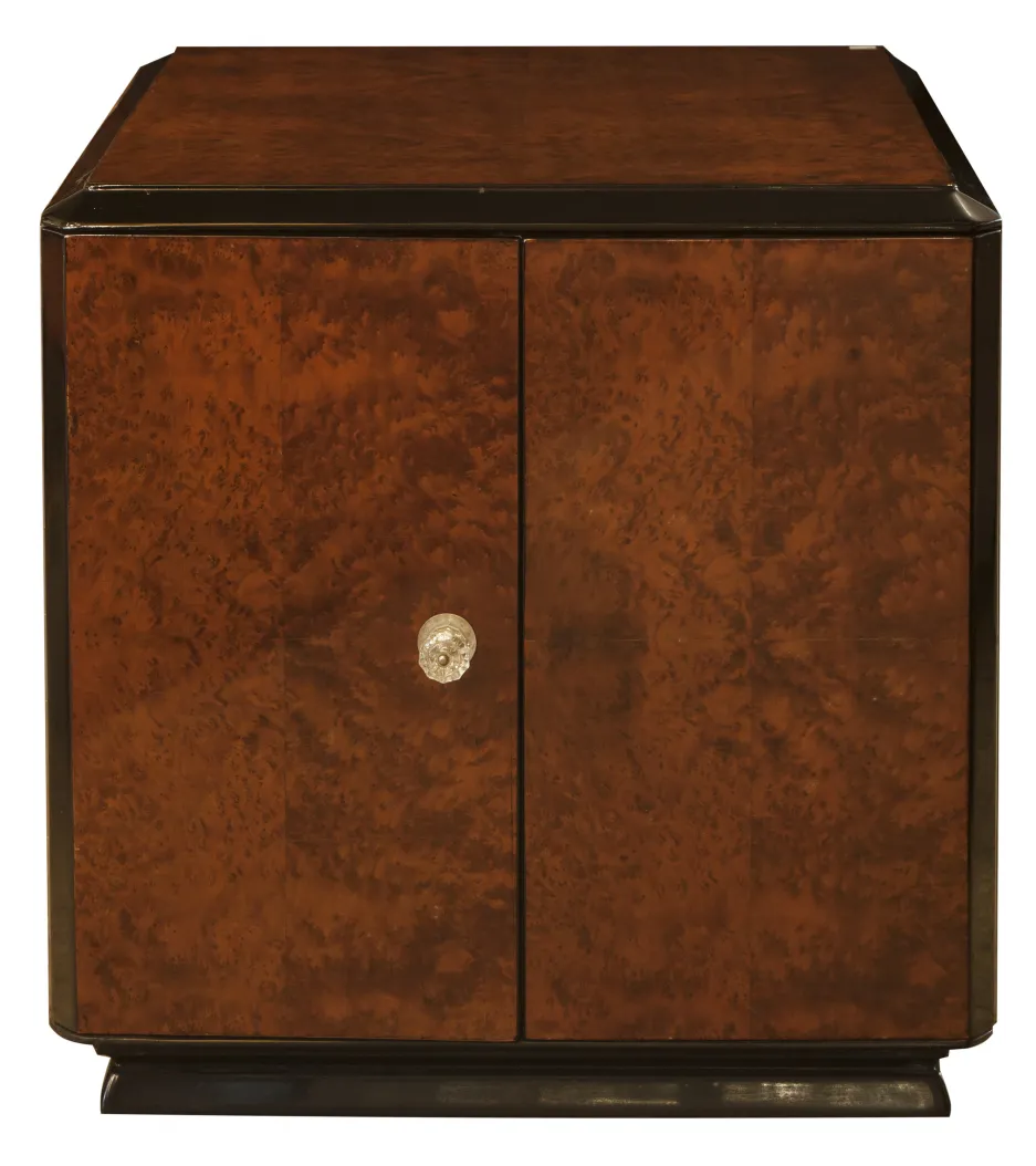 Meuble à cocktail ancien en bois avec portes fermées.