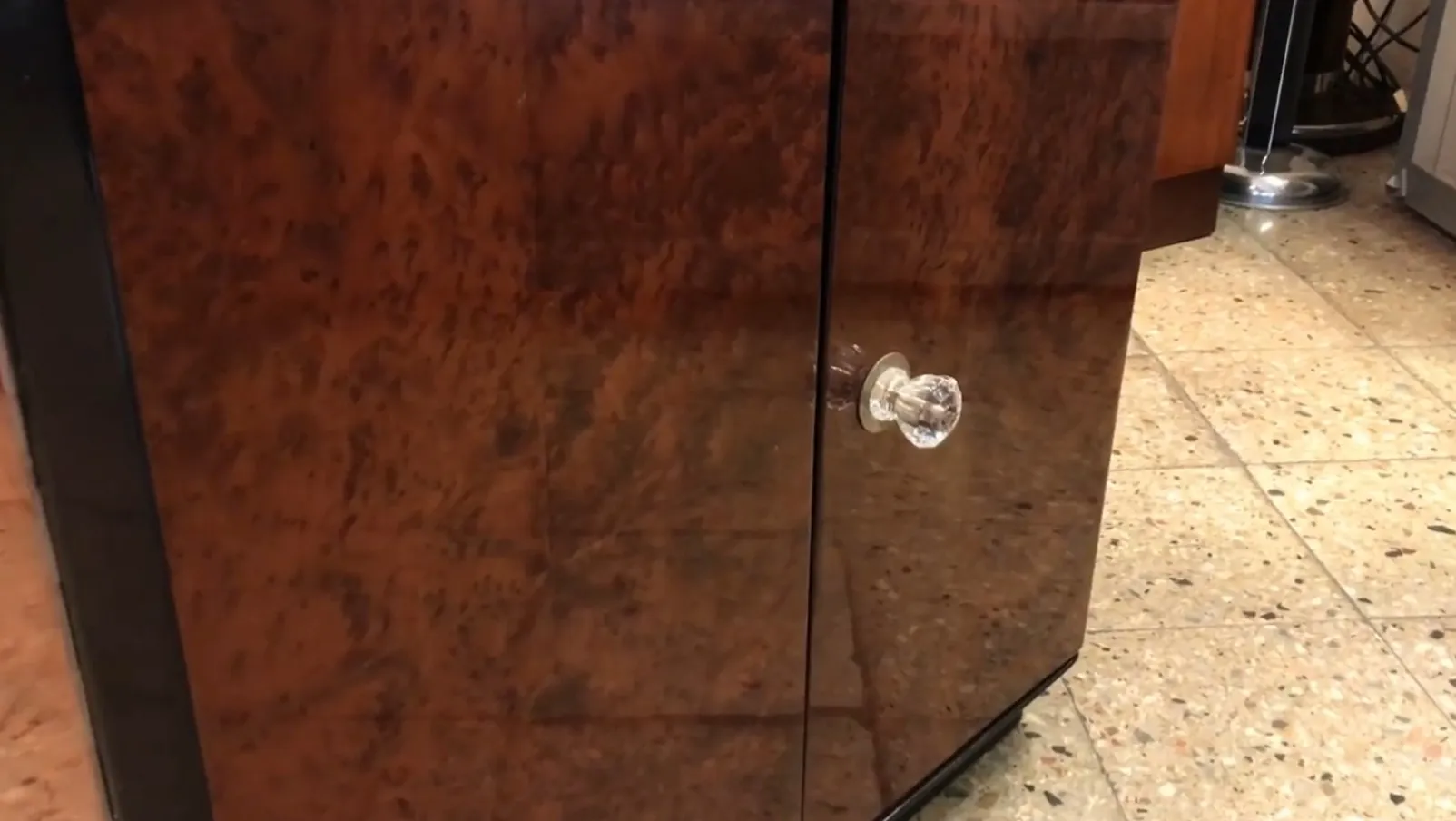 Meuble à cocktail ancien avec surface brillante et poignée en verre. Idéal pour décorer.