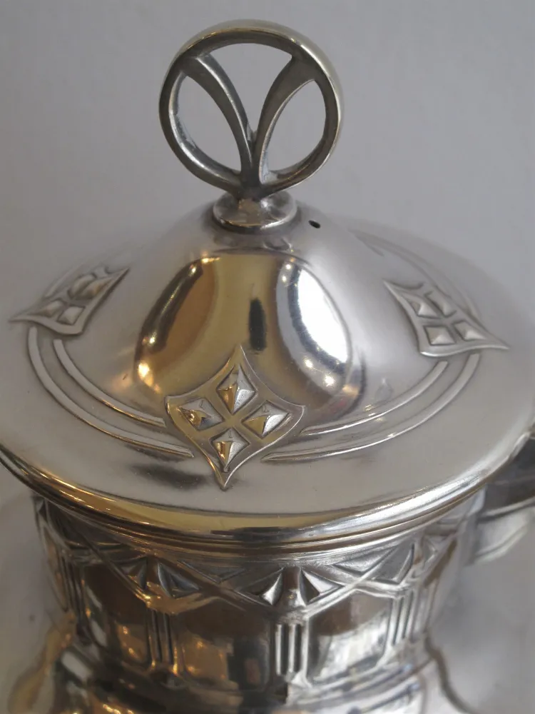 altes Tee-Set WMF mit eleganter Gestaltung auf dem Tablett