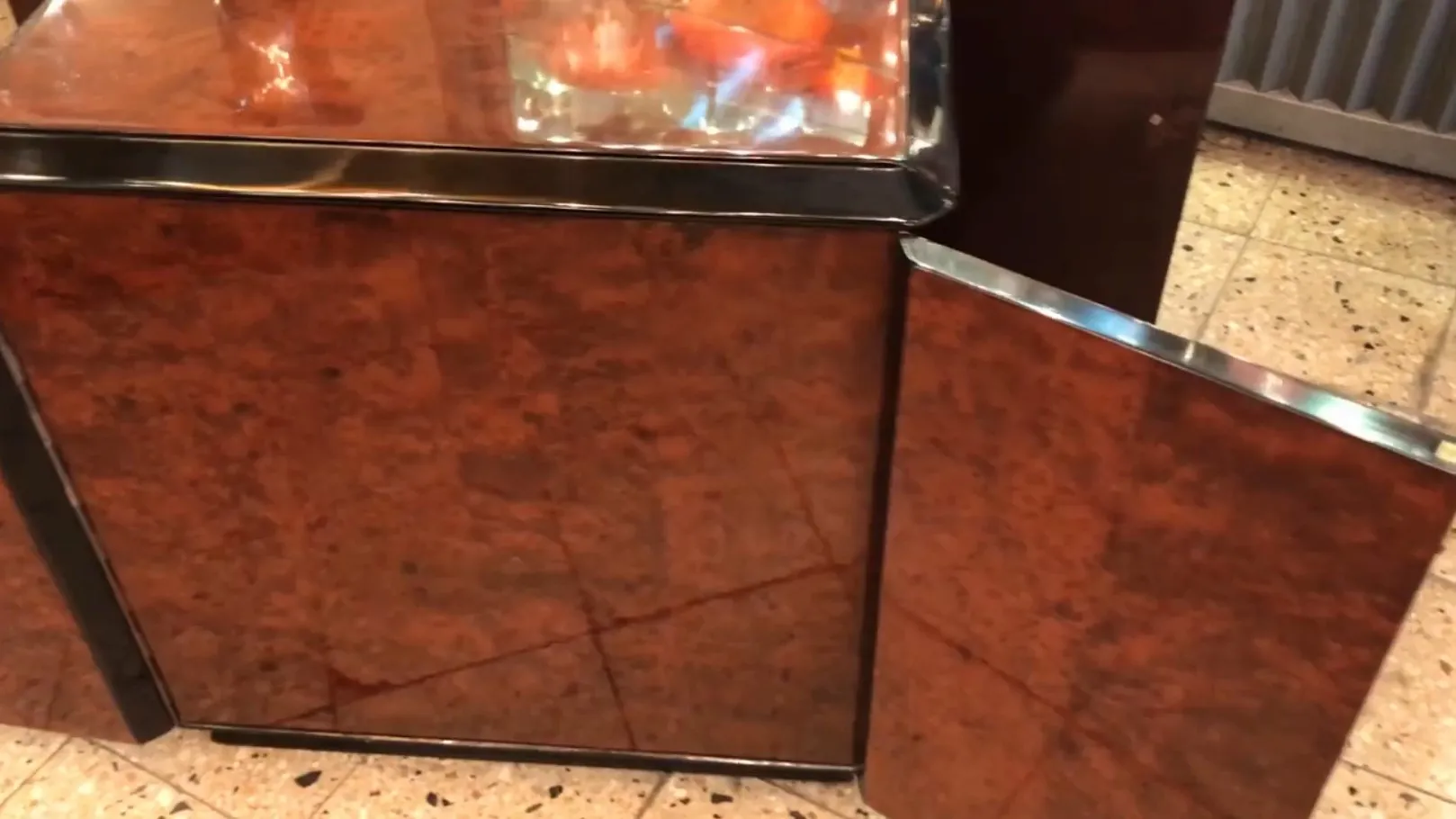 Meuble à cocktail ancien avec une finition marron charmante