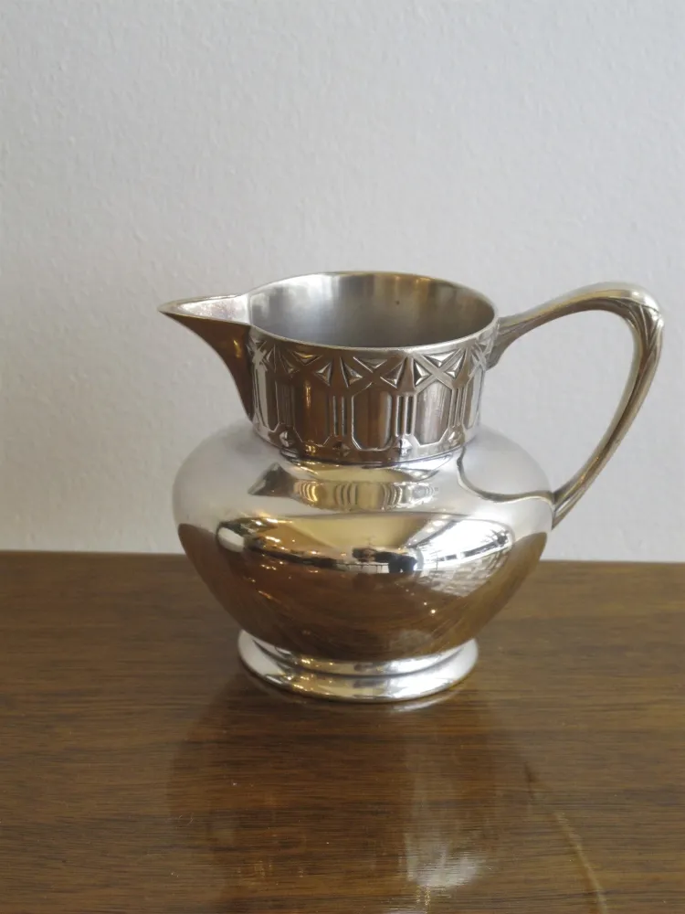 conjunto de chá antigo WMF com design elegante na bandeja