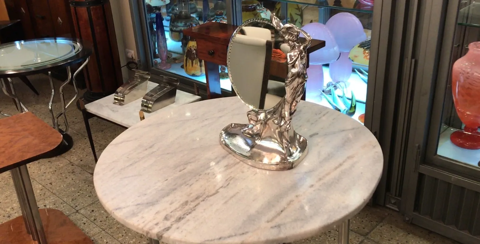 miroir décoratif antique sur une table ronde
