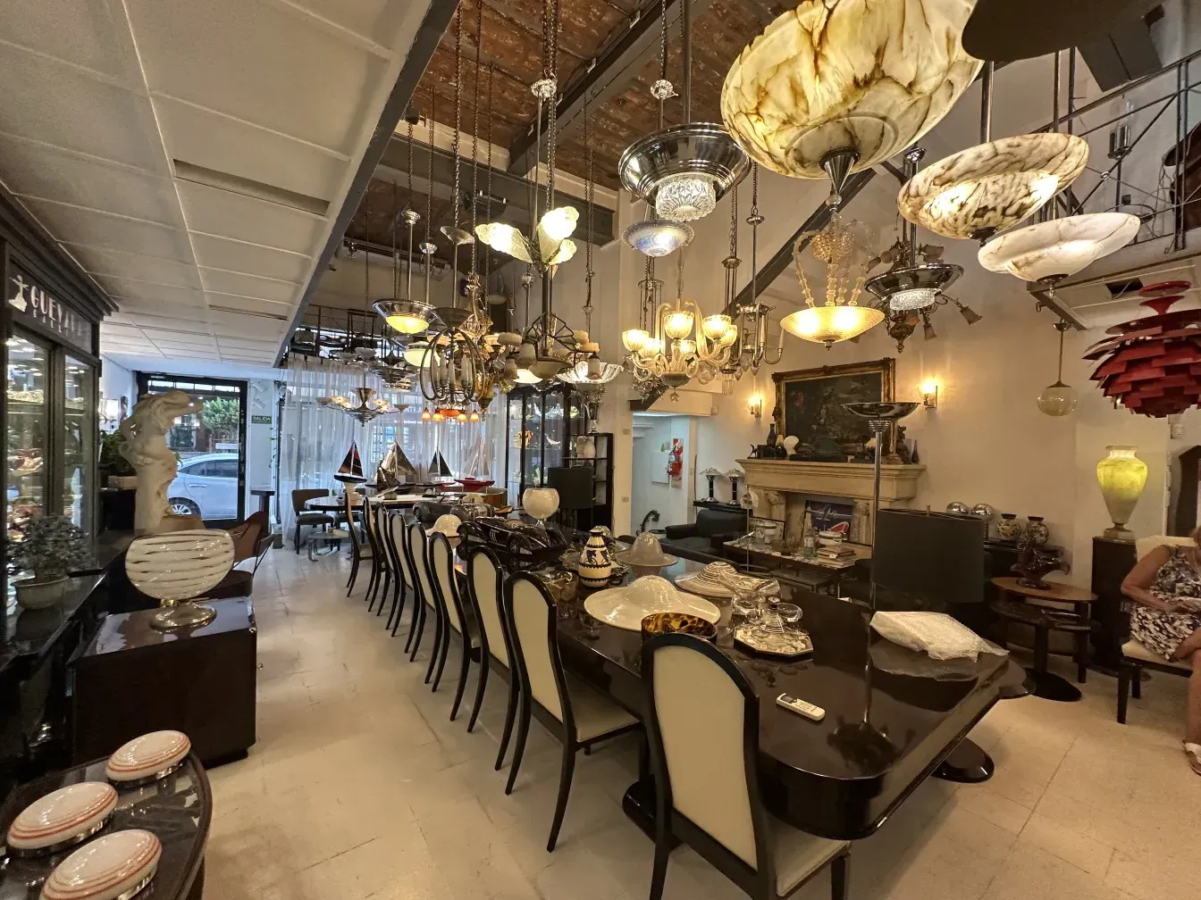 Bar antigo em um ambiente clássico com lâmpadas decorativas.