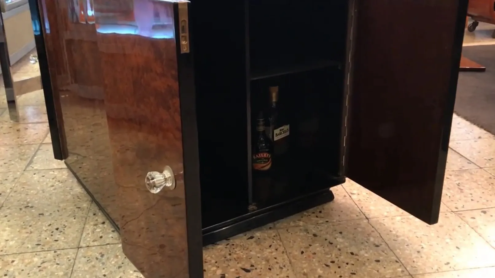 Antiken Cocktailschrank mit elegantem Design und Stauraum.