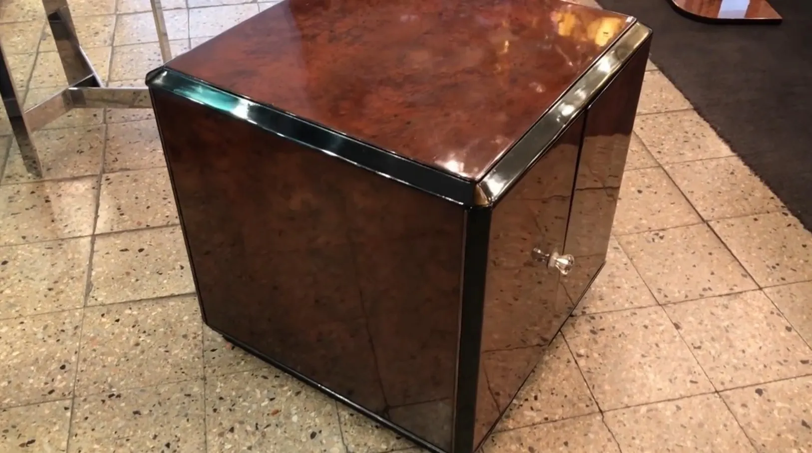 Móvel bar antigo, com acabamento brilhante e design quadrado.