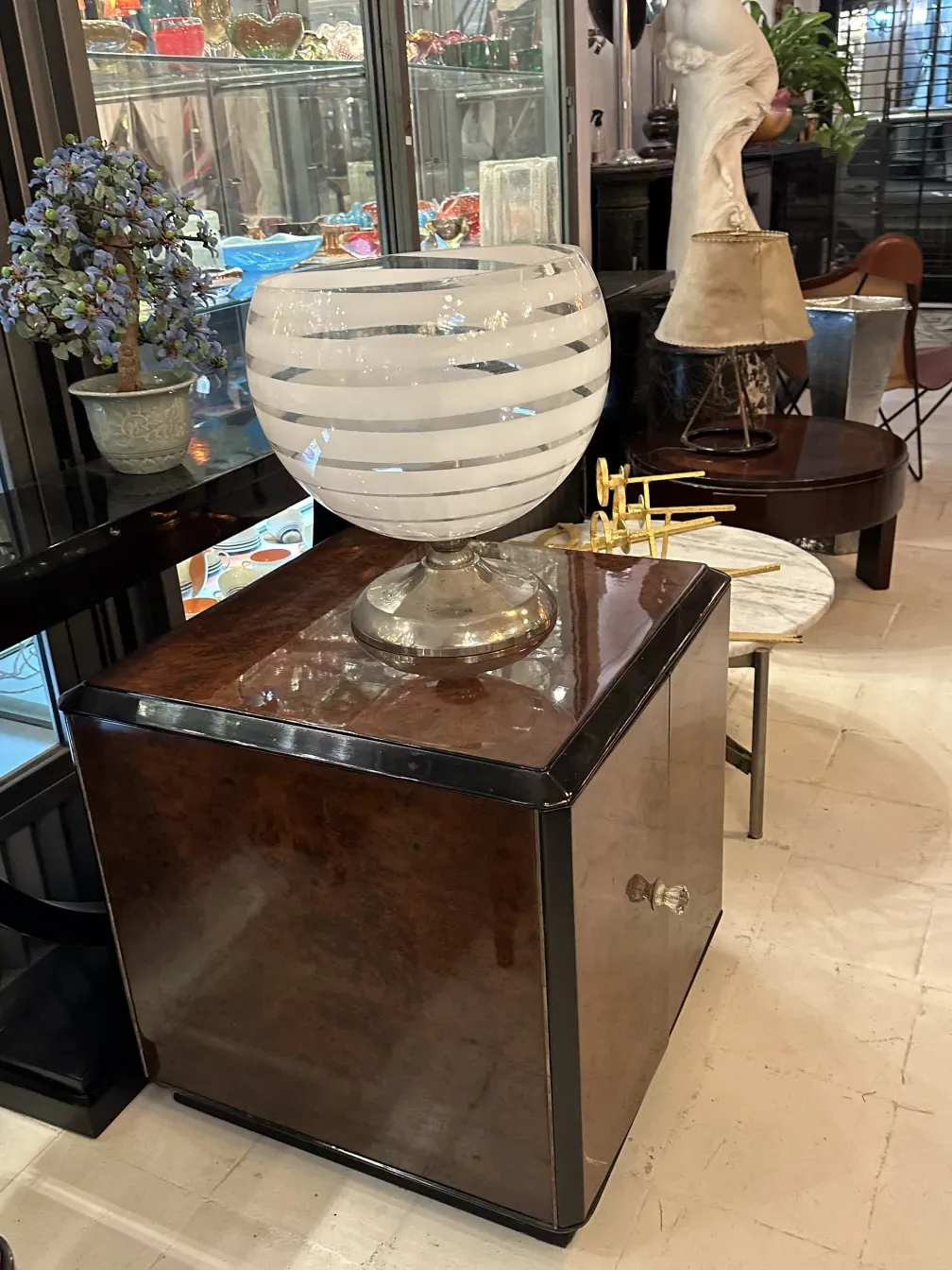 Móvel bar antigo com design elegante e acessórios decorativos