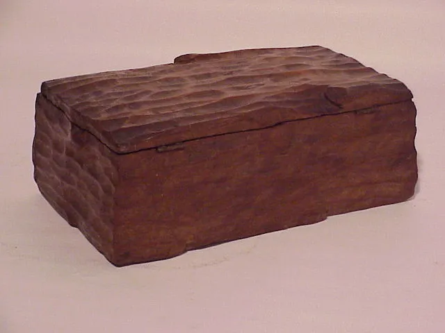 Caja antigua de madera con superficie rugosa