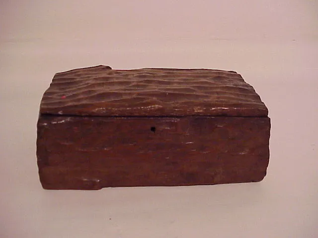 Caja antigua de madera con diseño texturizado