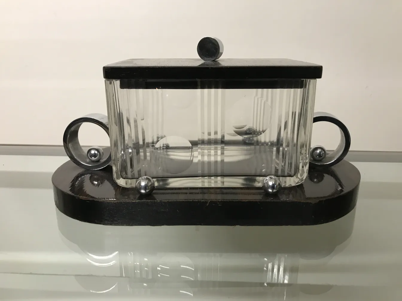 Caja antigua de vidrio con tapa, detalles elegantes, fondo claro