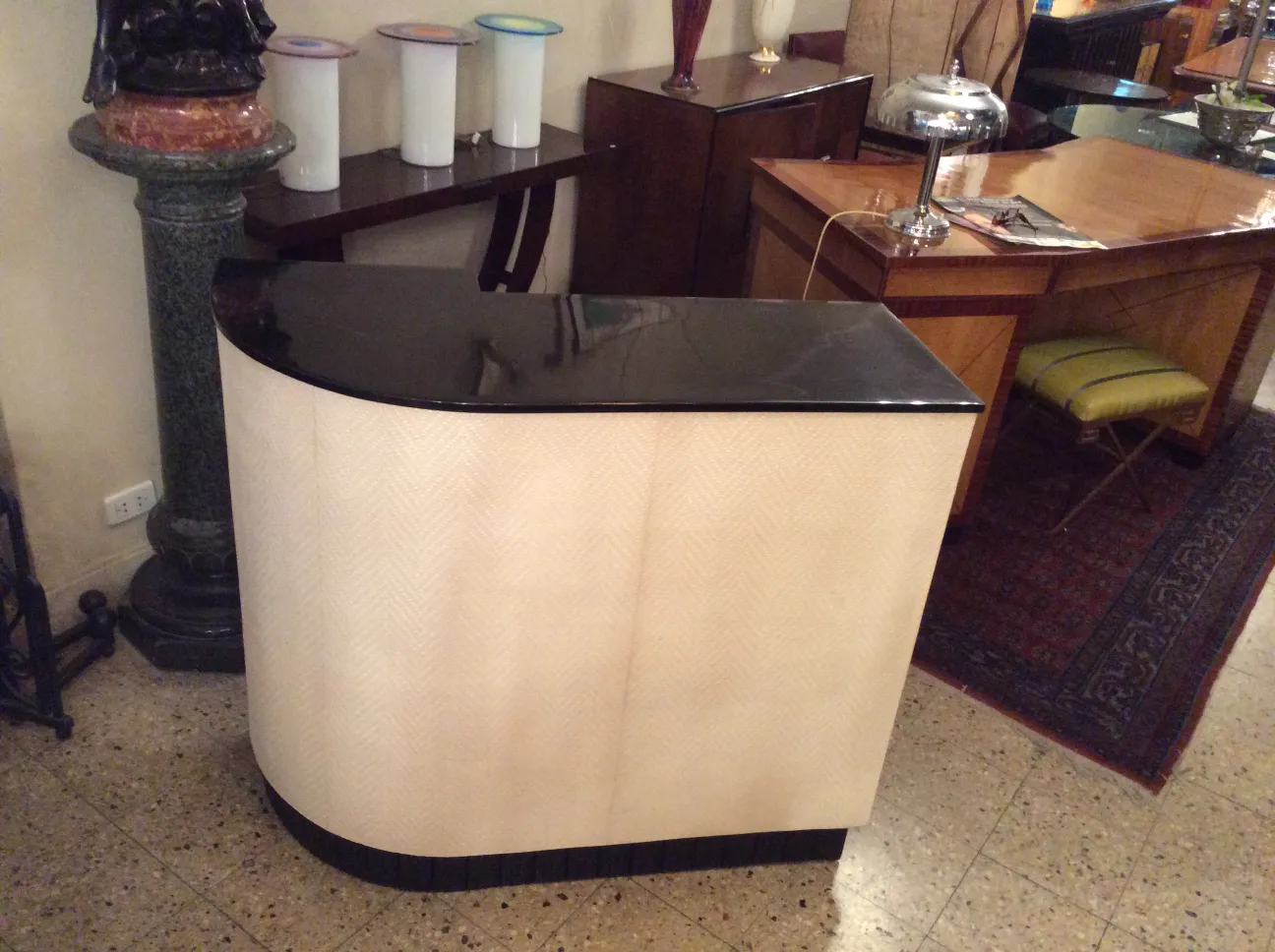 Mueble bar antiguo con diseño curvo y detalles decorativos