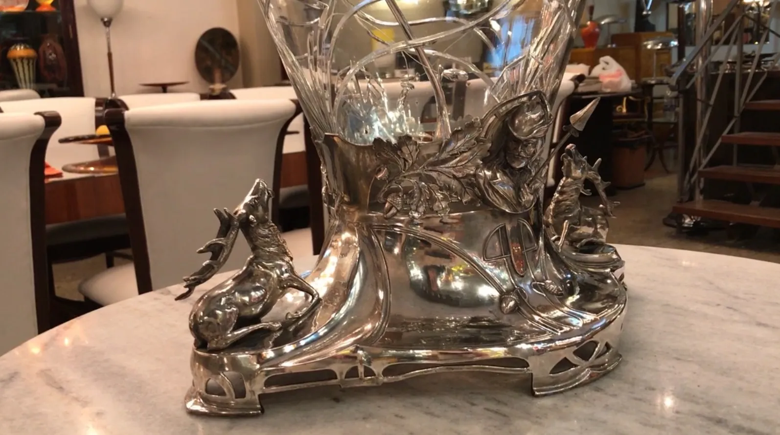 ponchera WMF antigua con decoración de ciervos